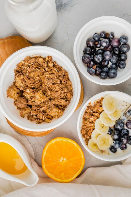 Vue de dessus petit-déjeuner sain prêt à être servi