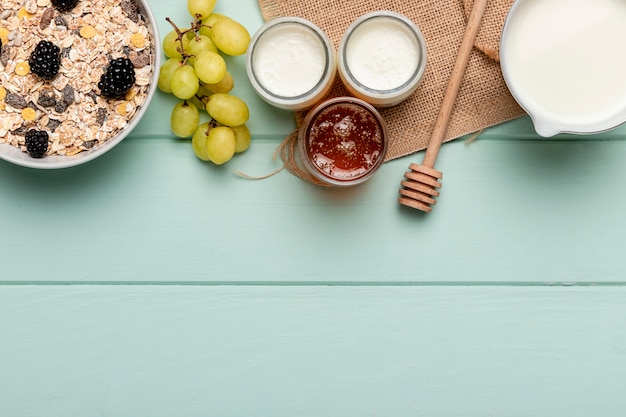 Photo gratuite vue de dessus petit-déjeuner sain sur table