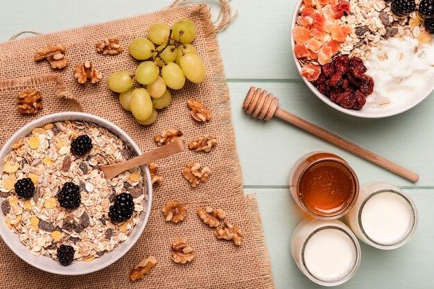 Vue de dessus petit-déjeuner sain sur table