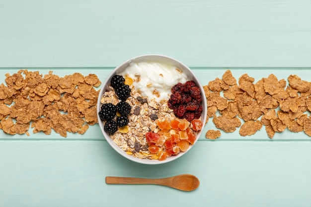 Photo gratuite vue de dessus petit-déjeuner sain sur table