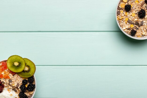 Vue de dessus petit-déjeuner sain sur table