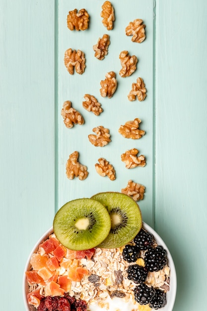 Vue de dessus petit-déjeuner sain sur table