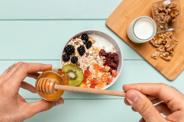 Photo gratuite vue de dessus petit-déjeuner sain sur table