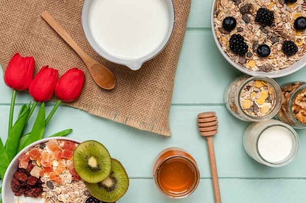 Vue de dessus petit-déjeuner sain avec tulipes