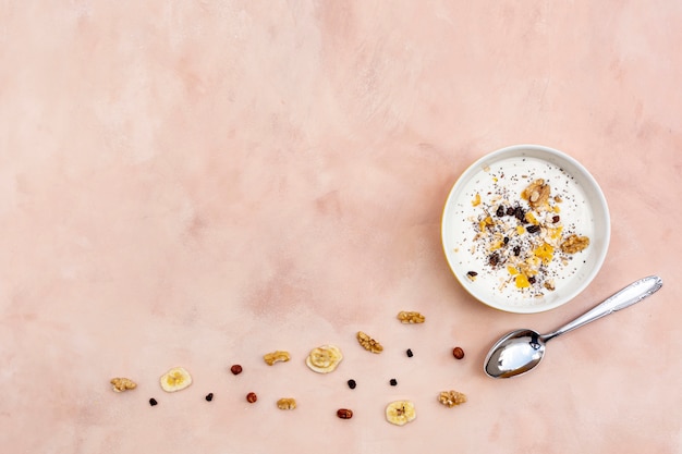 Vue de dessus avec petit déjeuner savoureux et espace de copie