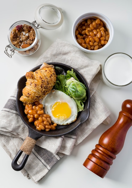 Vue de dessus petit déjeuner savoureux prêt à être servi