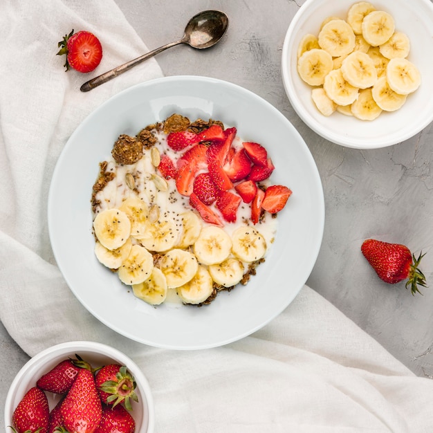 Photo gratuite vue de dessus petit déjeuner savoureux prêt à être servi