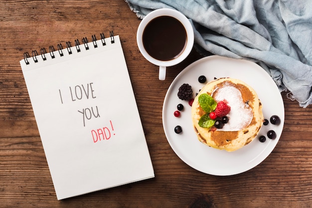 Vue de dessus petit déjeuner surprise sur le bureau