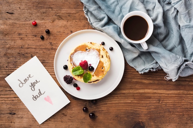 Vue de dessus petit déjeuner surprise sur table