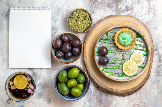 Vue de dessus petit gâteau aux fruits et thé