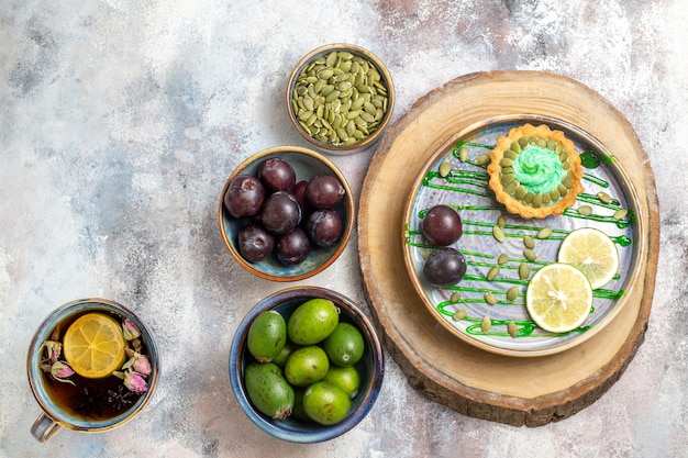 Vue De Dessus Petit Gâteau Aux Fruits Et Thé