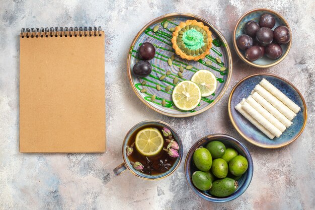 Vue de dessus petit gâteau aux fruits et thé