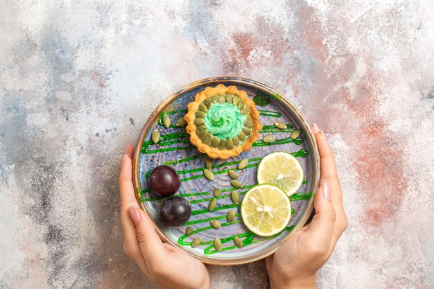 Vue de dessus petit gâteau aux fruits