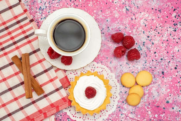 Vue de dessus petit gâteau avec des biscuits à la crème framboises fraîches avec tasse de café sur la couleur de surface colorée