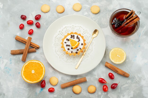 Vue de dessus petit gâteau avec des biscuits thé cannelle sur la surface légère