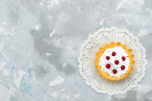 Photo gratuite vue de dessus petit gâteau crémeux aux fruits rouges sur la surface grise douce