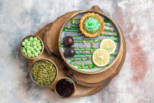 Vue de dessus petit gâteau crémeux aux fruits