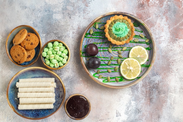 Photo gratuite vue de dessus petit gâteau crémeux aux fruits