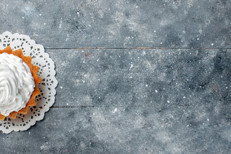 Photo gratuit vue de dessus petit gâteau crémeux cuit délicieux isolé sur le fond clair gris gâteau biscuit couleur douce crème cuire