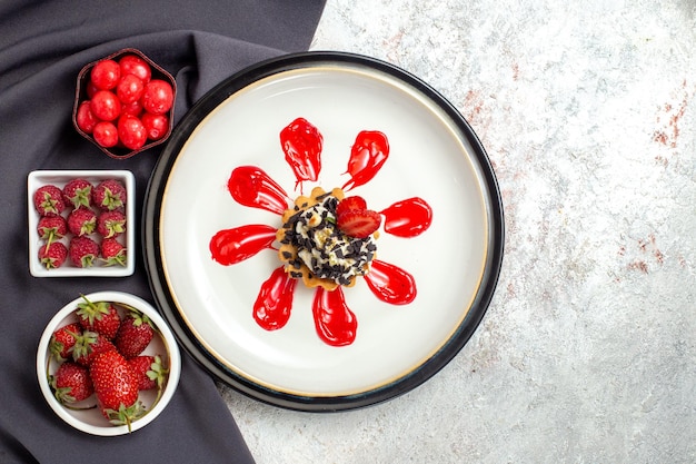 Vue De Dessus Petit Gâteau Délicieux Avec Des Fruits Et Des Bonbons Sur Une Surface Blanche Gâteau Aux Biscuits Biscuits à La Tarte Aux Fruits Sucrés