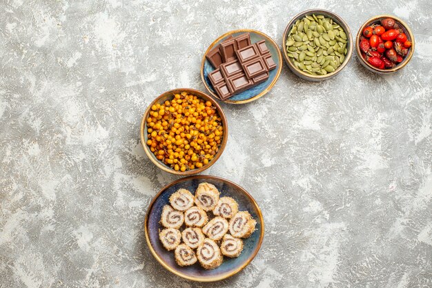 Vue de dessus petit pain bonbons au chocolat sur fond blanc