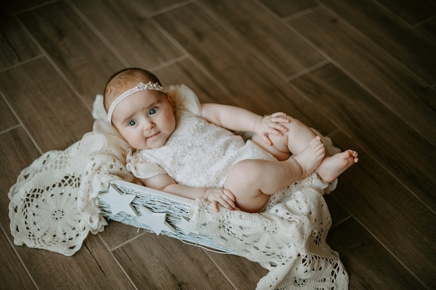 Vue De Dessus De La Petite Fille Mignonne Allongée Dans Le Lit