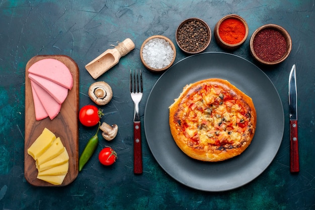 Vue De Dessus De La Petite Pizza Au Fromage Ronde Formée Avec Des Assaisonnements De Fromage Sur La Surface Bleu Foncé