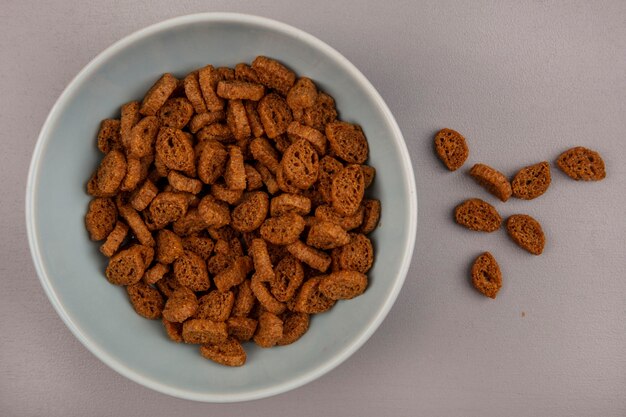 Vue de dessus de petites biscottes de seigle sur un bol avec des biscottes isolés