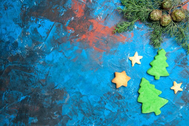 Vue de dessus de petites figures d'arbres sur la surface bleue