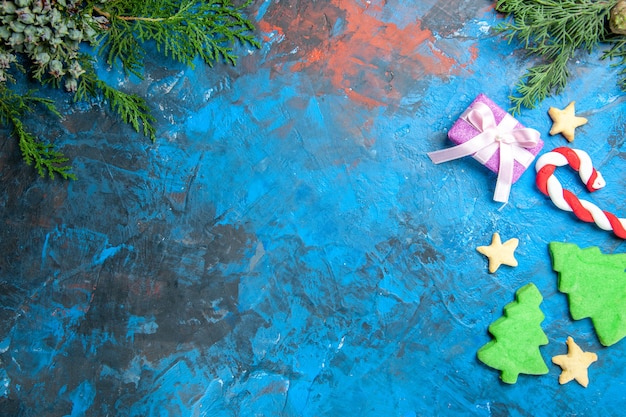 Vue de dessus de petites figures d'arbres sur la surface bleue