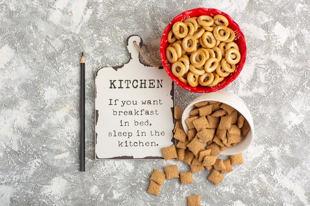 Vue de dessus petits biscuits avec biscuits et bureau