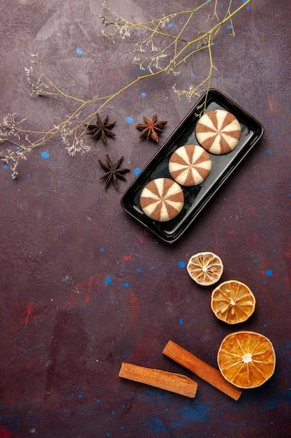 Vue De Dessus De Petits Biscuits à La Cannelle Sur Une Surface Sombre