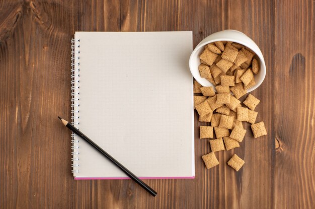 Vue de dessus petits biscuits d'oreiller sur un bureau en bois brun