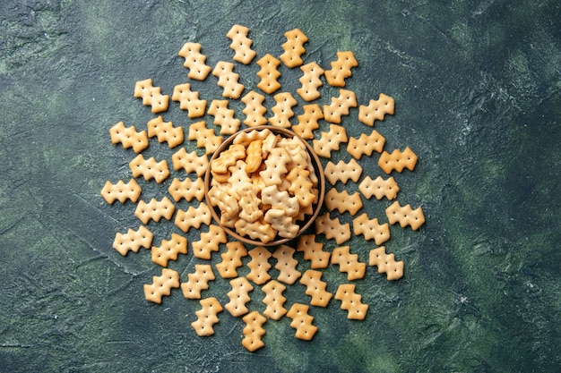 Vue de dessus de petits craquelins salés dans un bol