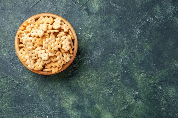 Vue de dessus de petits craquelins salés dans un bol