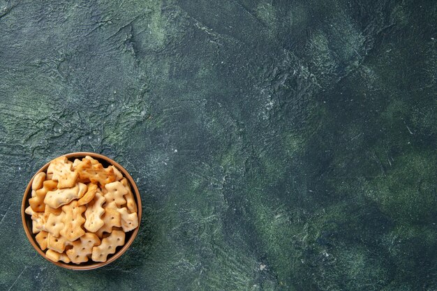 Vue de dessus de petits craquelins salés dans un bol