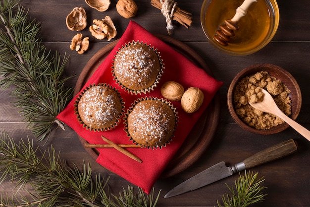 Vue de dessus des petits gâteaux de Noël aux noix et au miel