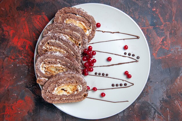 Vue de dessus des petits pains de biscuits sucrés en tranches de gâteaux crémeux