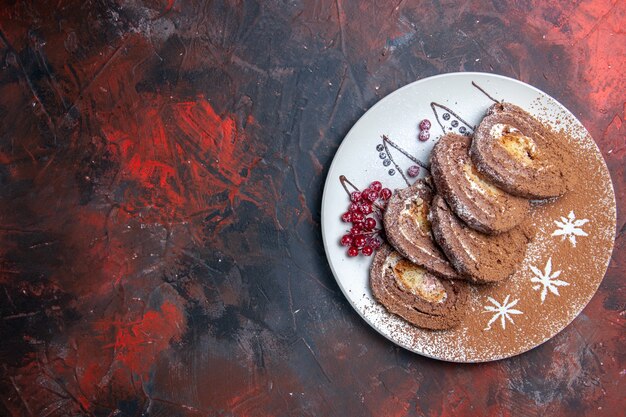 Vue de dessus des petits pains de biscuits sucrés en tranches de gâteaux crémeux