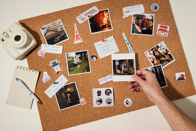 Vue de dessus des photos de voyage avec les essentiels de l'aventure