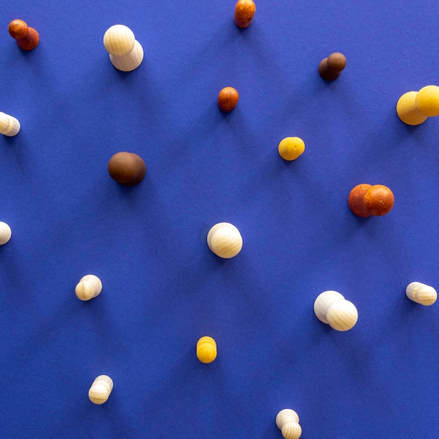 Vue de dessus des pièces d'échecs sur le bureau