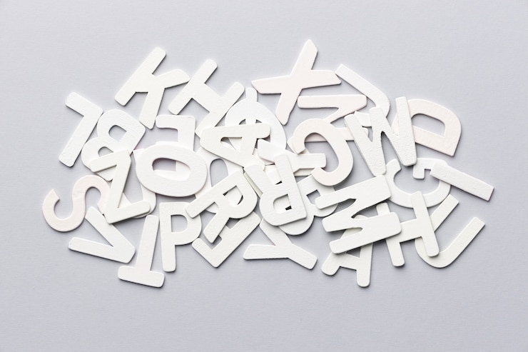 Photo gratuit vue de dessus d'une pile de lettres de l'alphabet pour la journée de l'éducation