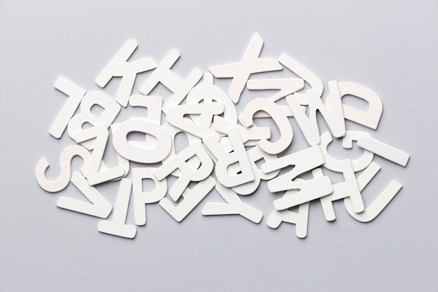 Vue de dessus d'une pile de lettres de l'alphabet pour la journée de l'éducation