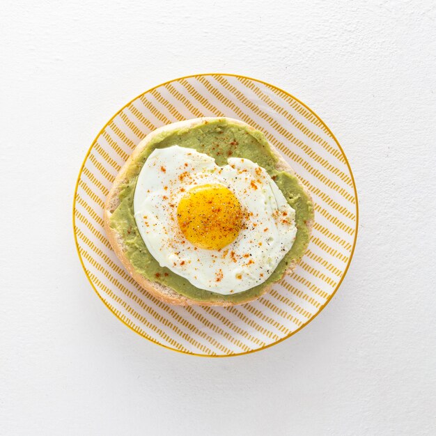 Vue de dessus pita avec avocat et œuf frit sur assiette