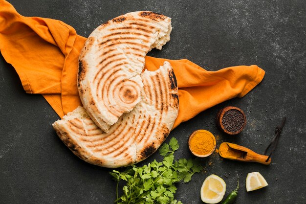 Vue de dessus pita cassé avec condiments