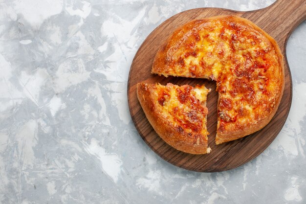 Vue de dessus pizza au four avec du fromage sur blanc clair