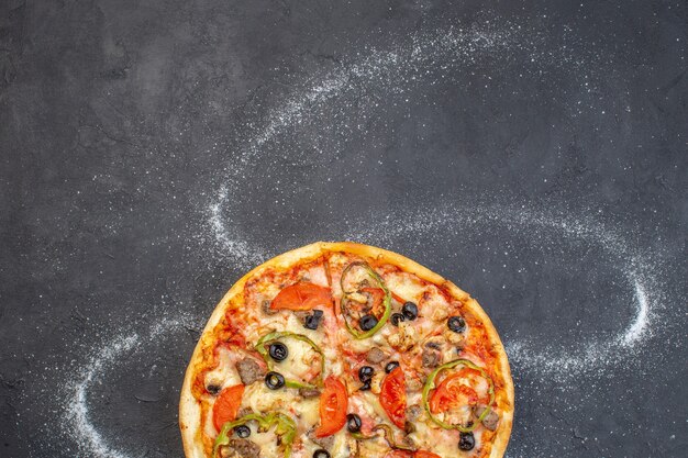 Vue de dessus pizza au fromage aux olives, poivrons et tomates sur une surface sombre