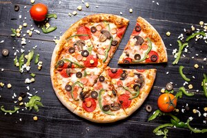 Vue de dessus de la pizza au pepperoni coupée en six tranches