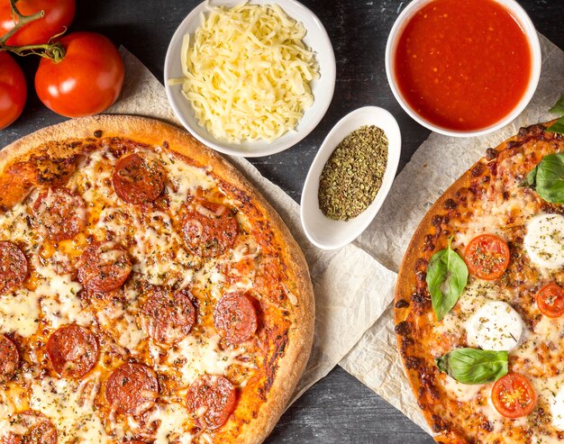 Vue de dessus de la pizza au pepperoni avec des ingrédients