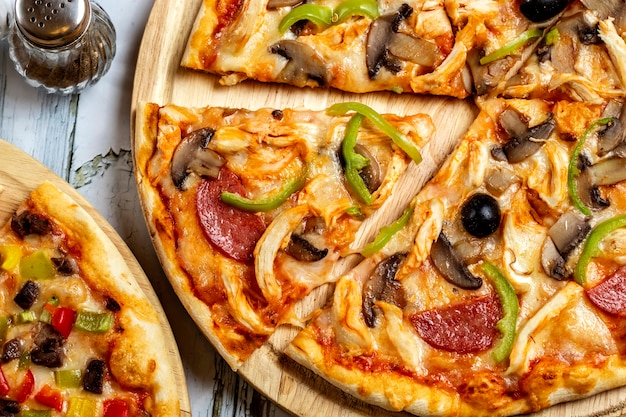 Vue de dessus pizza au poulet avec salami et poulet aux poivrons et olive noire